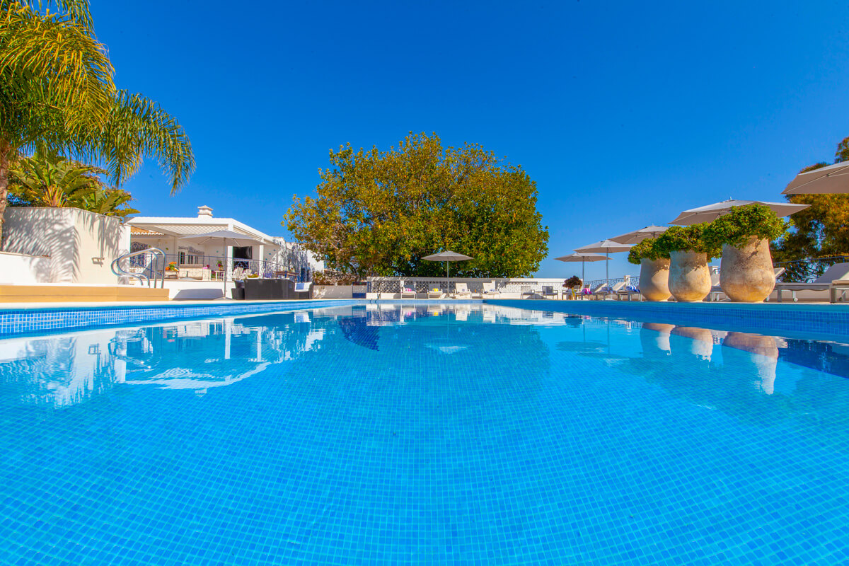 Villa BOM RETIRO poolside